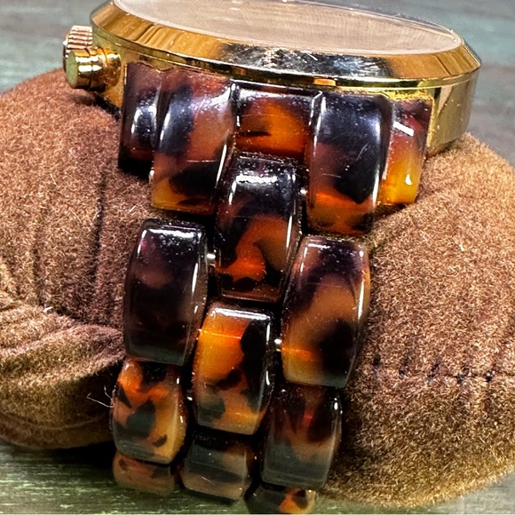 Michael Kors  tortoise shell and gold chronograph watch - Picture 4 of 5